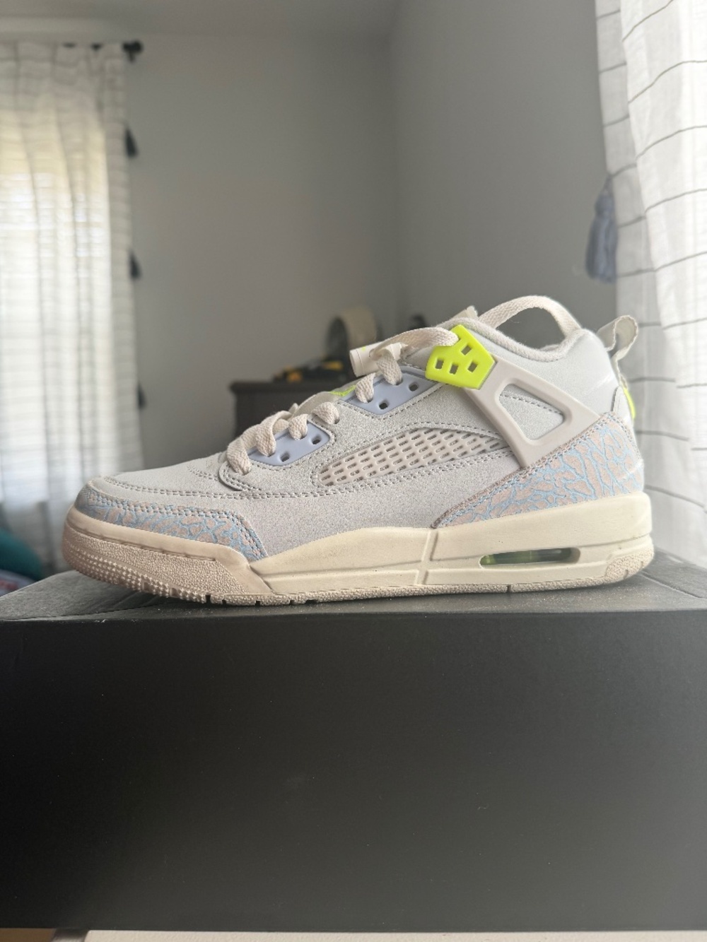 Jordan Spizike Low Grade School' "Photon Dust/Volt/Sail" Shoe